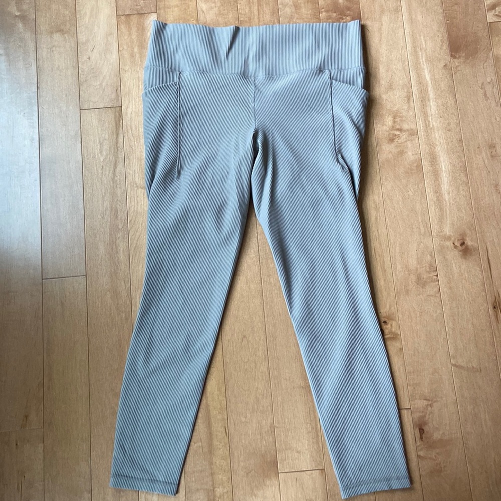 Athleta- leggings- XL. Excellent pre-owned condition.